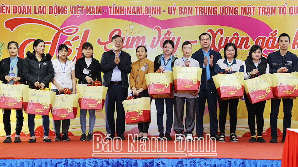 Bí thư Tỉnh ủy Phạm Gia Túc và Chủ tịch Tổng Liên đoàn Lao động Việt Nam Nguyễn Đình Khang trao quà cho các hộ nghèo.