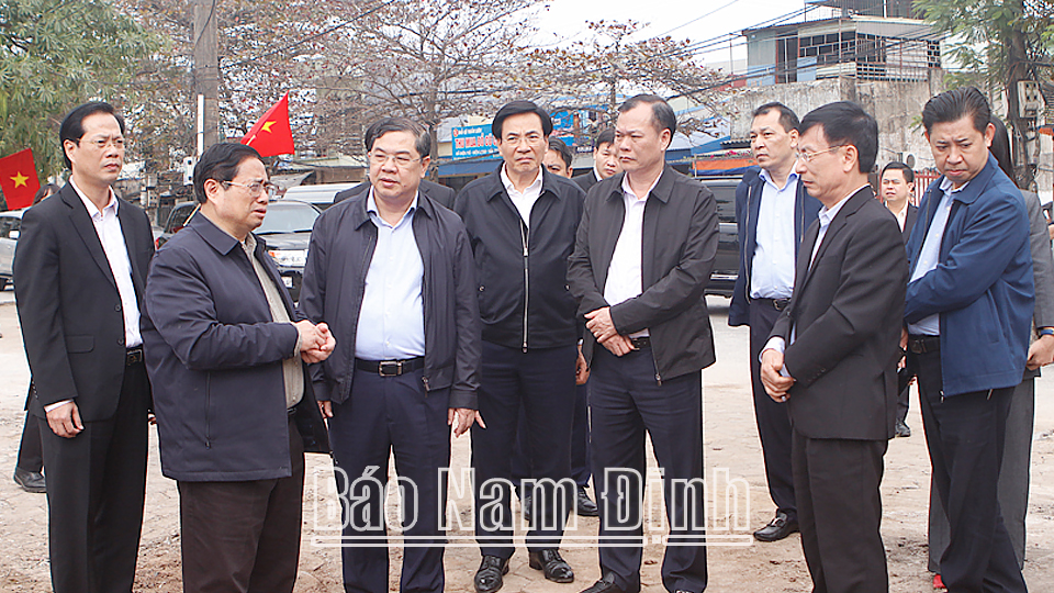 Thủ tướng Chính phủ Phạm Minh Chính và các đồng chí lãnh đạo tỉnh kiểm tra thực địa công trình Dự án xây dựng cầu qua sông Đào nối từ đường Song Hào đến đường Vũ Hữu Lợi (thành phố Nam Định).