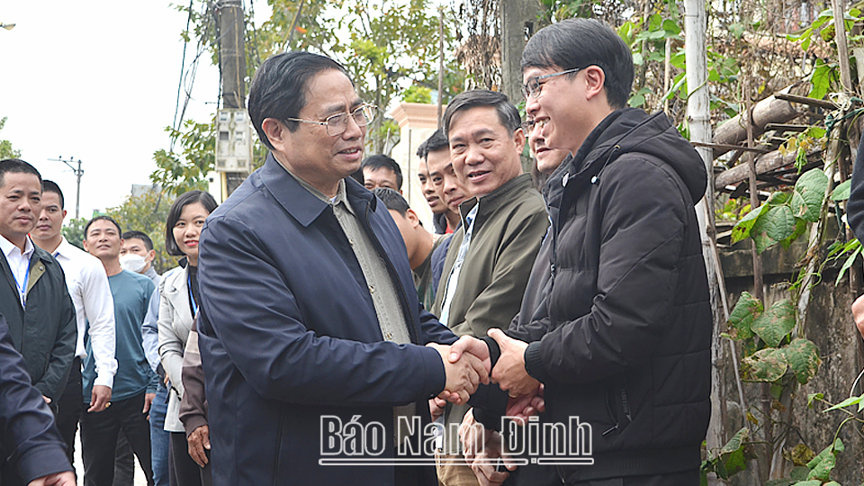 Thủ tướng Chính phủ Phạm Minh Chính ân cần thăm hỏi người dân xã Nam Vân (thành phố Nam Định)