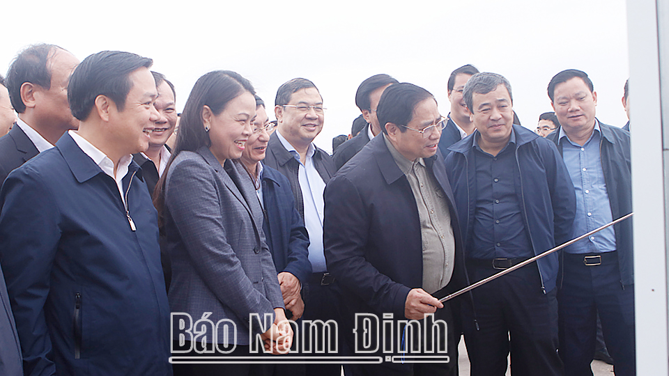 Thủ tướng Chính phủ Phạm Minh Chính thăm hỏi, động viên gia đình liệt sĩ Nguyễn Đình Thiện, xã Nam Vân (Thành phố Nam Định).