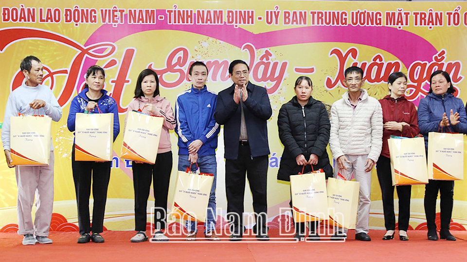 Thủ tướng Phạm Minh Chính trao quà Tết cho hộ nghèo và công nhân có hoàn cảnh khó khăn.