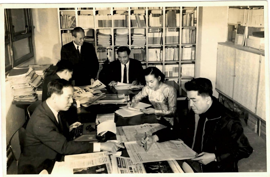 Đồng chí Xuân Thủy thăm Tổ Báo chí đoàn Việt Nam Dân chủ Cộng hòa, năm 1968.
Nguồn: Bảo tàng Báo chí Việt Nam