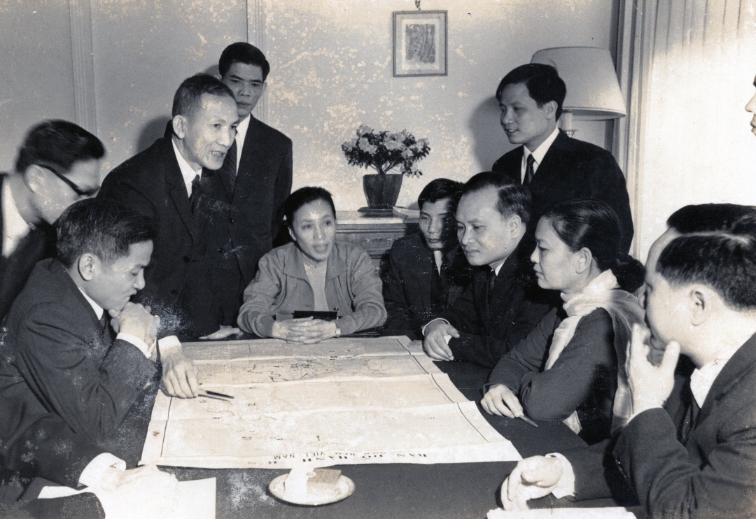 Một cuộc sinh hoạt của phái Đoàn Chính phủ Cách mạng lâm thời miền Nam, năm 1969 (Trong ảnh: Nhà báo Hà Đăng đứng bên phải).
Nguồn: Bảo tàng Báo chí Việt Nam