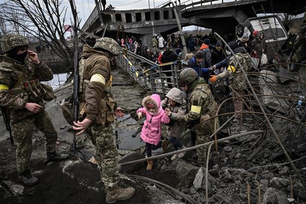 Người dân sơ tán khỏi thành phố Irpin, tây bắc Thủ đô Kiev (Ukraine), ngày 5-3-2022.
Ảnh: AFP/TTXVN