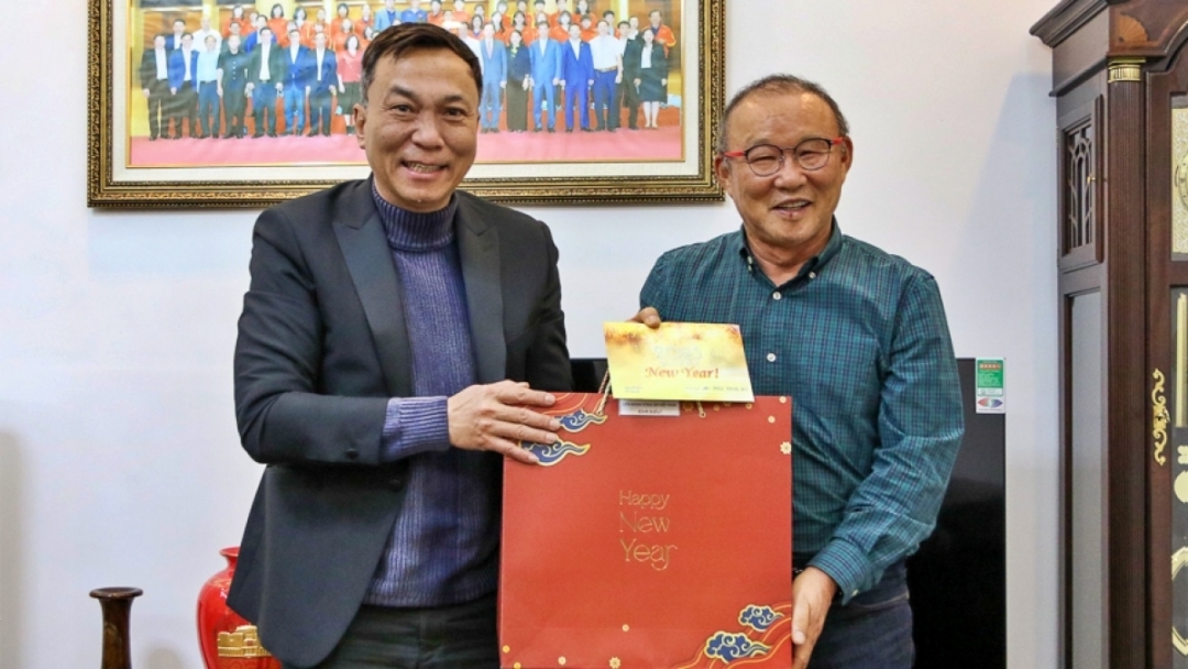 Chủ tịch VFF Trần Quốc Tuấn tặng quà Tết HLV Park Hang Seo