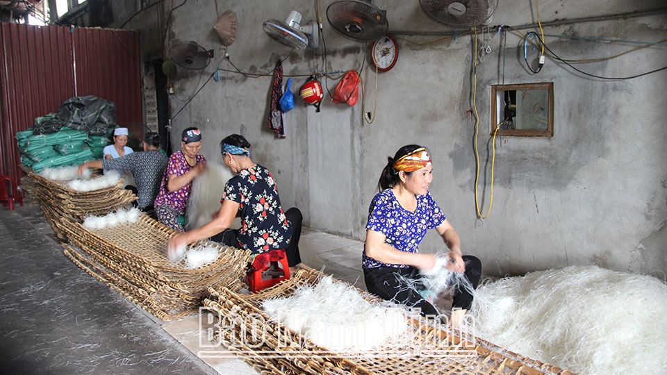 Hội viên nông dân xã Nghĩa Sơn phát triển nghề làm bánh đa gạo cho thu nhập ổn định.