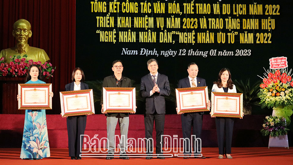 Đồng chí Trần Lê Đoài, TUV, Phó Chủ tịch UBND tỉnh trao Bằng khen của Thủ tướng Chính phủ cho các cá nhân đạt thành tích xuất sắc năm 2022.