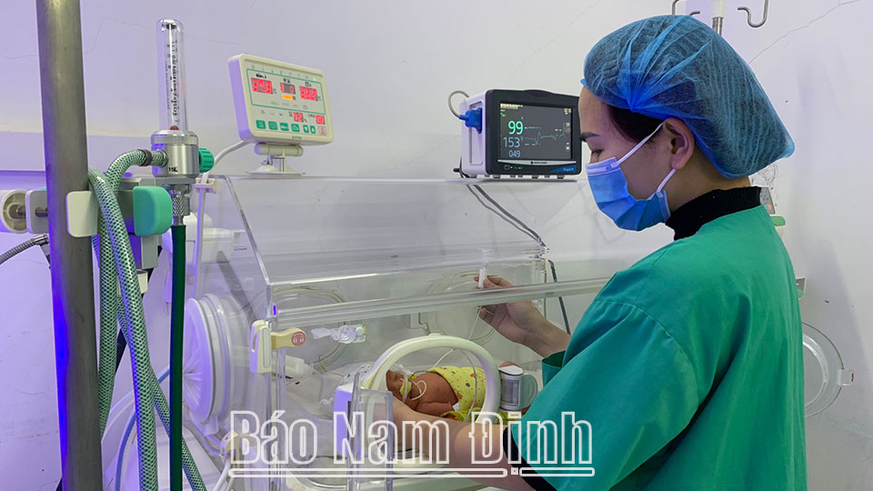 Nữ điều dưỡng Khoa sơ sinh, Bệnh viện Phụ sản Nam Định chăm sóc bé sinh non.