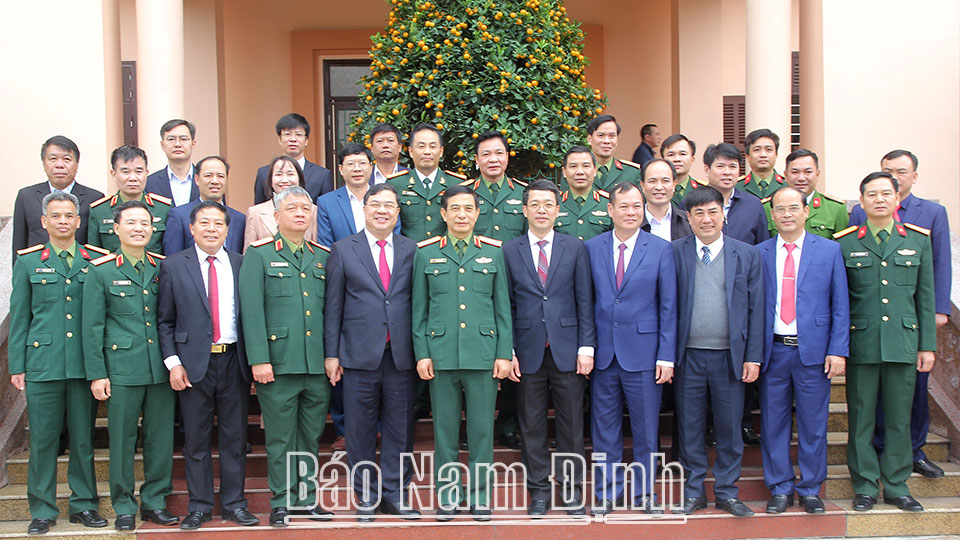 Đồng chí Bộ trưởng Bộ Quốc phòng Phan Văn Giang chụp ảnh lưu niệm tại huyện Nam Trực.