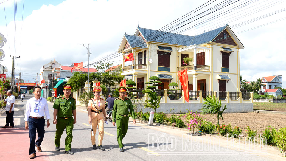 Các lực lượng Công an huyện Giao Thủy phối hợp tuần tra tại địa bàn xã Giao Phong.