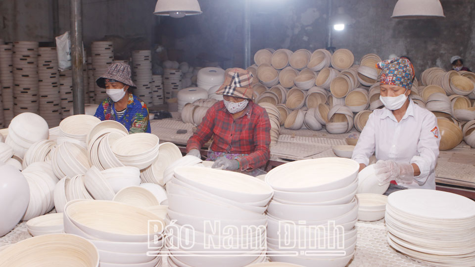 Nghề thủ công mỹ nghệ chắp nứa tại xã Yên Tiến (Ý Yên) tạo việc làm và thu nhập ổn định cho hơn 500 lao động địa phương.