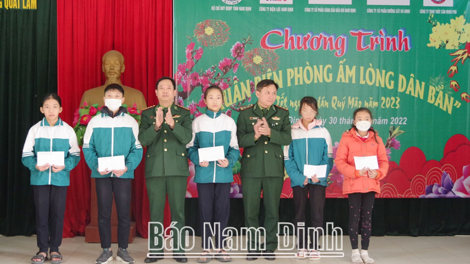 Lãnh đạo Bộ Chỉ huy BĐBP tỉnh tặng quà cho học sinh có hoàn cảnh khó khăn trên địa bàn các xã ven biển huyện Giao Thủy.