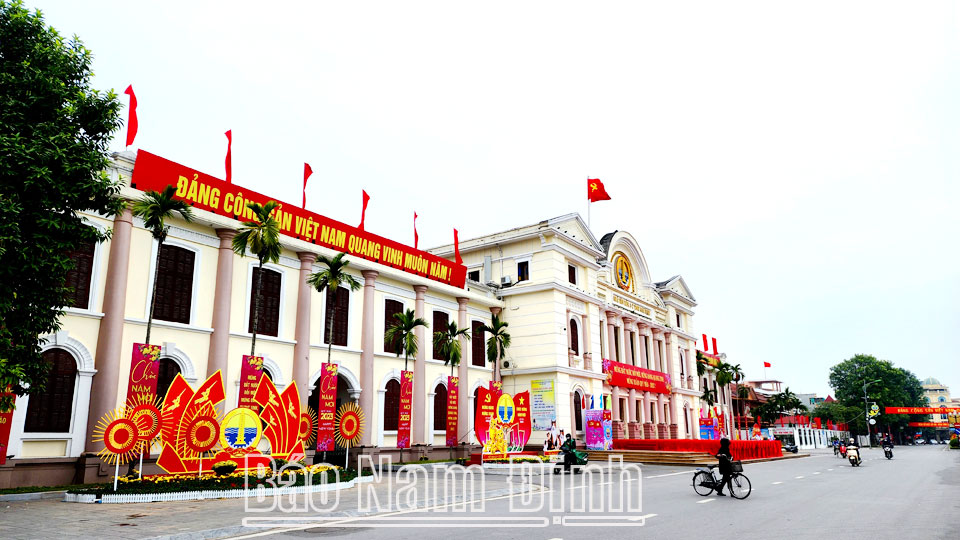 Khu vực Nhà Văn hóa 3-2 tỉnh - đường Nguyễn Du (thành phố Nam Định) - nơi thu hút đông đảo người dân đến du Xuân.
Ảnh: Hoàng Tuấn