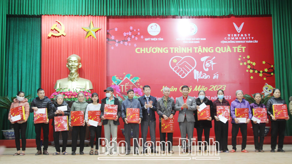 Hội CTĐ tỉnh phối hợp với Quỹ Thiện Tâm, Cộng đồng VinFast Toàn cầu (Tập đoàn Vingroup) tặng quà cho người nghèo huyện Hải Hậu
