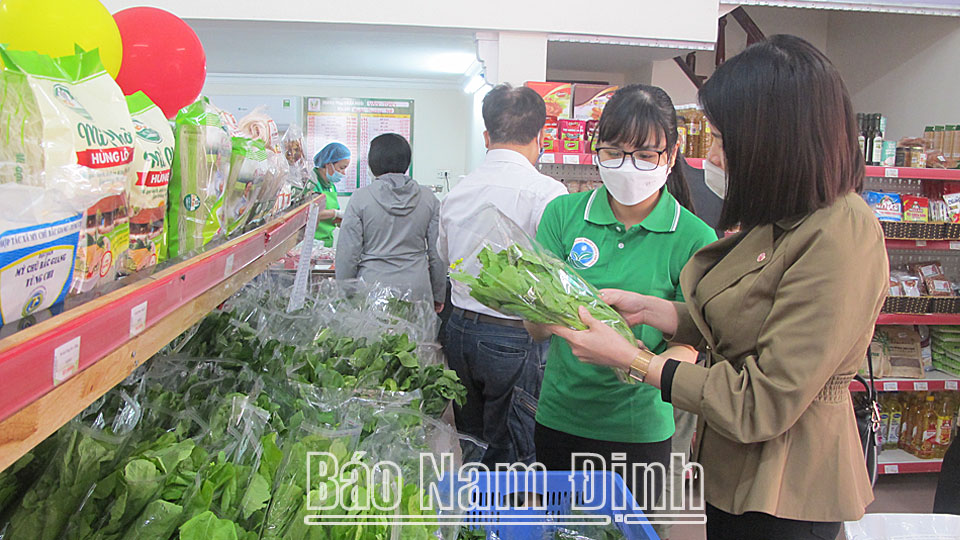 Người tiêu dùng chọn mua thực phẩm tại hệ thống cửa hàng nông sản sạch khu vực thành phố Nam Định.