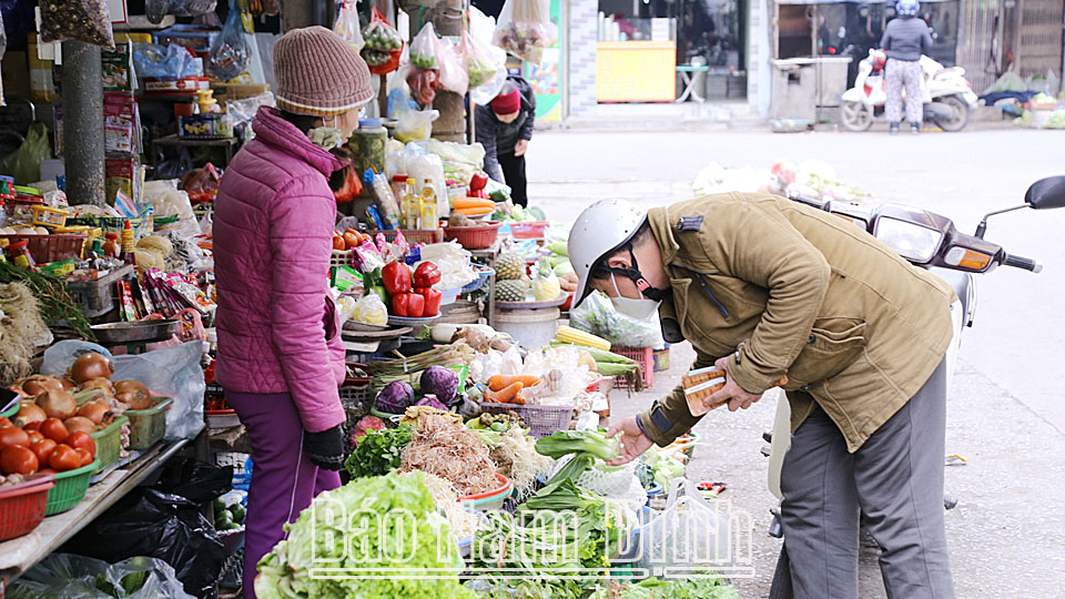 Mua bán rau xanh tại chợ Phù Long, đường Trần Nhật Duật (thành phố Nam Định). Ảnh: Văn Huỳnh