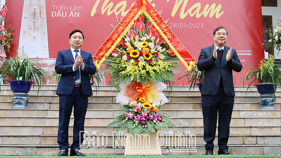 Đồng chí Phạm Gia Túc, Ủy viên BCH Trung ương Đảng, Bí thư Tỉnh ủy tặng lẵng hoa chúc mừng Ban tổ chức Chợ Tết Một thoáng Thành Nam.