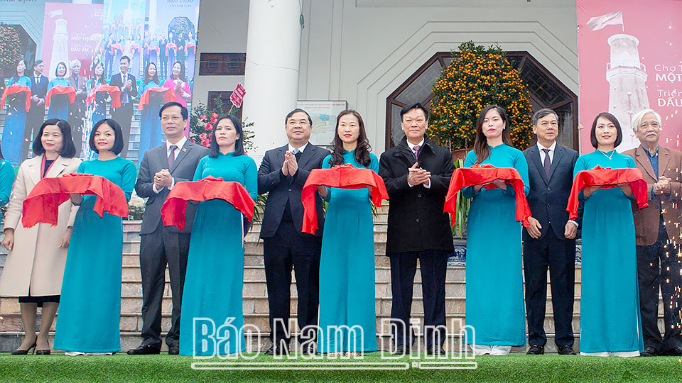 Các đồng chí: Bí thư Tỉnh ủy Phạm Gia Túc; Thứ trưởng Bộ Nội vụ Nguyễn Duy Thăng và các đại biểu cắt băng khai mạc Chợ Tết