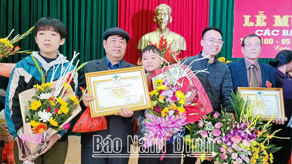 Các cụ cao niên xã Xuân Kiên (Xuân Trường) được chúc thọ, mừng thọ dịp đầu Xuân Quý Mão 2023.