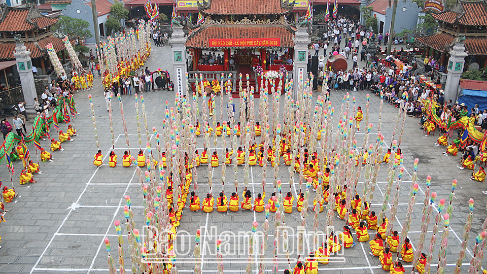 Xếp chữ - Hoa trượng hội trong lễ hội Phủ Dầy, xã Kim Thái (Vụ Bản).