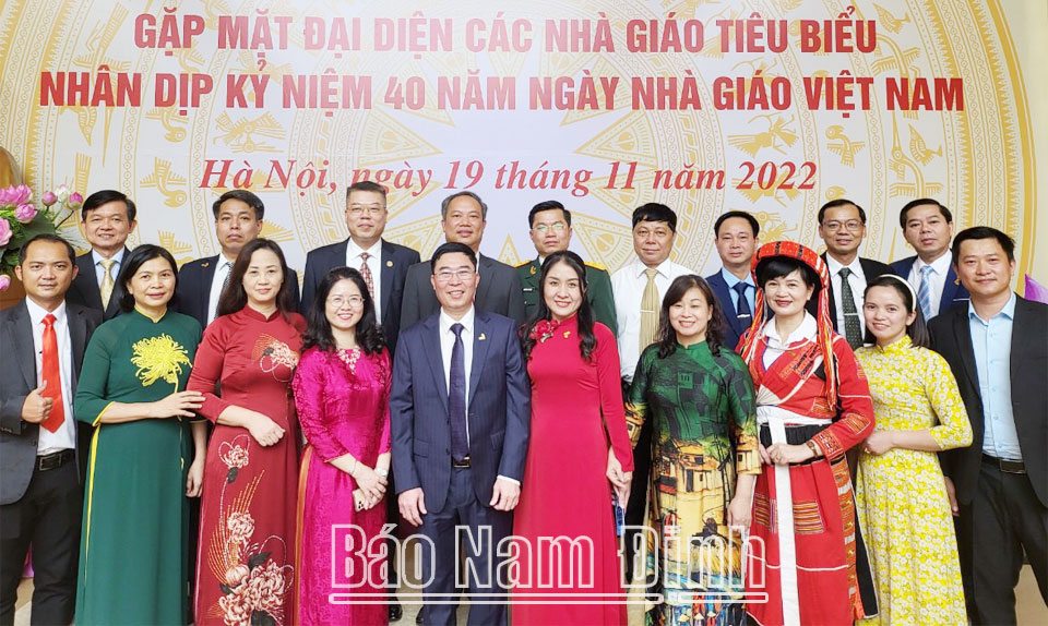 Nhà giáo Đinh Văn Hoản (Hàng sau, đứng thứ 4 từ trái sang) chụp ảnh lưu niệm với các nhà giáo tiêu biểu toàn quốc.
Ảnh: Nhân vật cung cấp