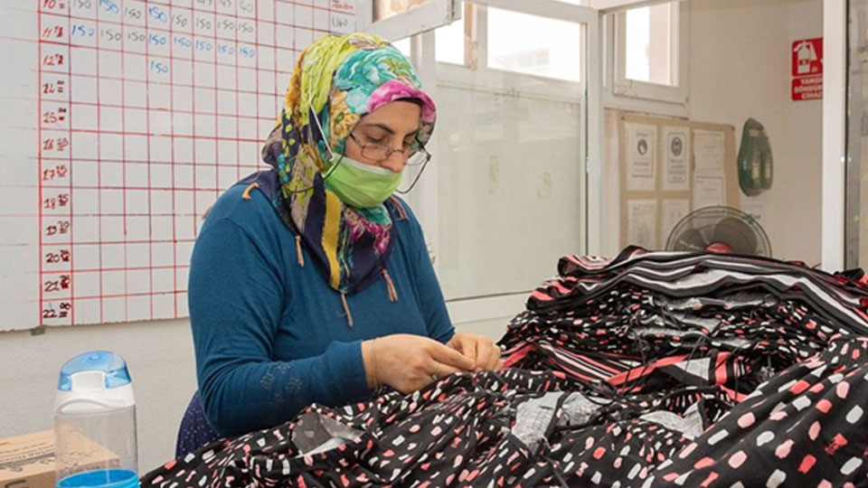 Một công nhân làm việc trong một nhà máy dệt ở Izmir, Thổ Nhĩ Kỳ. 
Ảnh: UN