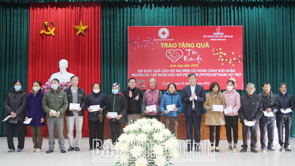 Đồng chí Trần Lê Đoài, TUV, Phó Chủ tịch UBND tỉnh và lãnh đạo huyện Vụ Bản trao quà cho người nghèo xã Hợp Hưng (Vụ Bản).