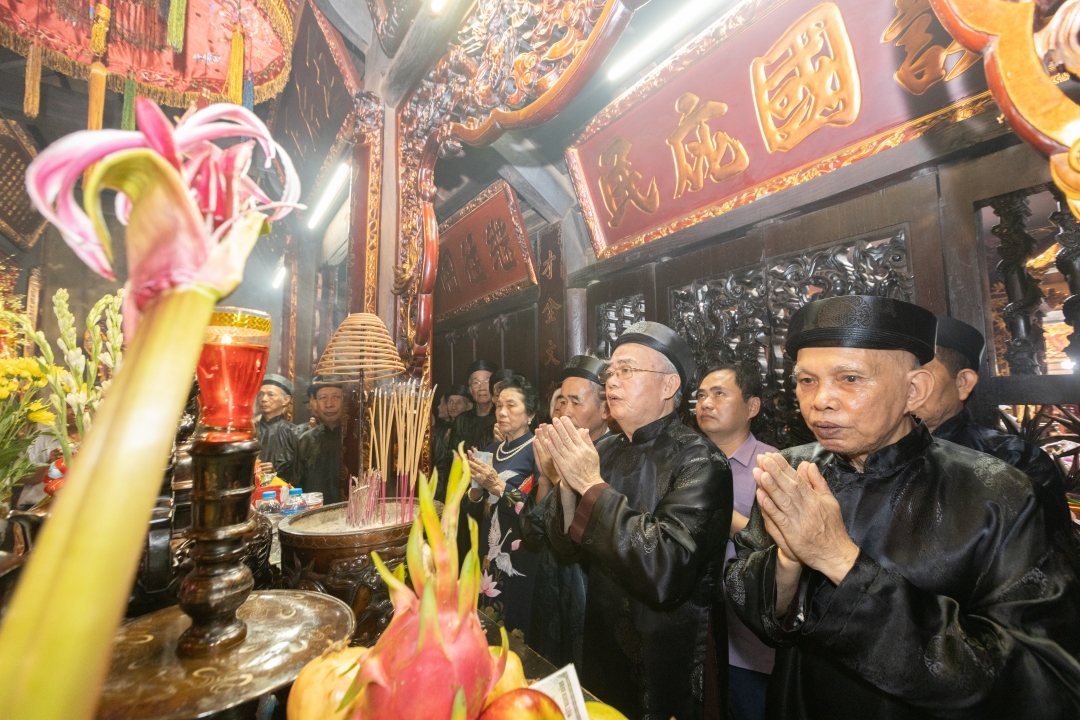 Các bậc cao niên và thủ từ Đền Trần, phường Lộc Vượng (thành phố Nam Định) thực hiện nghi lễ xin thượng cờ.