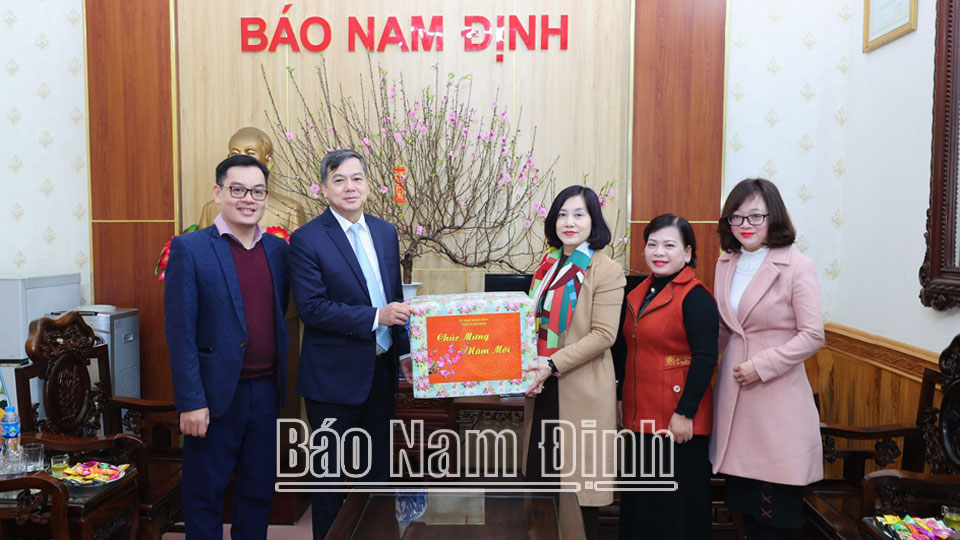 Đồng chí Phó Chủ tịch UBND tỉnh chúc Tết cán bộ, phóng viên, nhân viên Báo Nam Định
