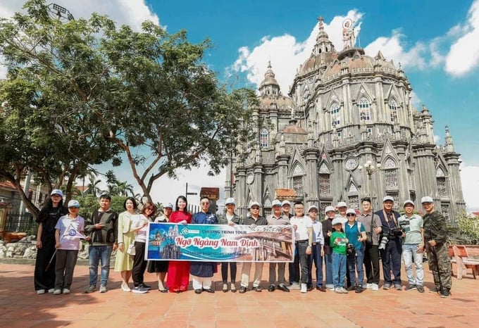 Tour du lịch Ngỡ ngàng Nam Định khám phá vẻ đẹp nhà thờ ở xứ đạo. 