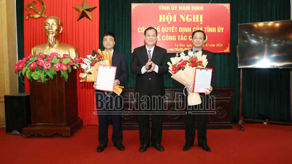 Công bố và trao Quyết định của Ban TVTU về công tác cán bộ tại huyện Vụ Bản