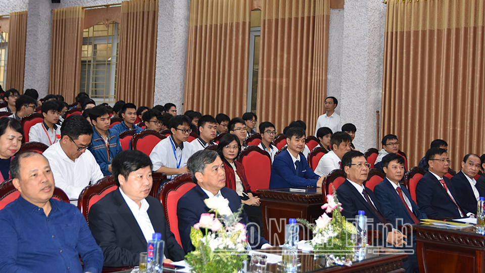 Đồng chí Trần Lê Đoài, TUV, Phó Chủ tịch UBND tỉnh và các đại biểu dự Lễ Tuyên dương. 
