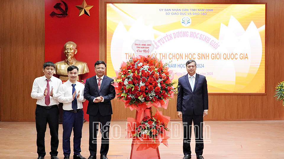 Đồng chí Trần Lê Đoài, TUV, Phó Chủ tịch UBND tỉnh tặng hoa chúc mừng Trường THPT chuyên Lê Hồng Phong. 
