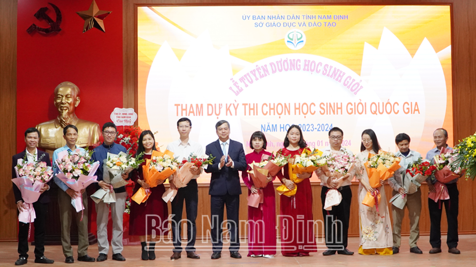 Đồng chí Trần Lê Đoài, TUV, Phó Chủ tịch UBND tỉnh tặng hoa chúc mừng các thầy cô phụ trách các đội tuyển học sinh giỏi. 
