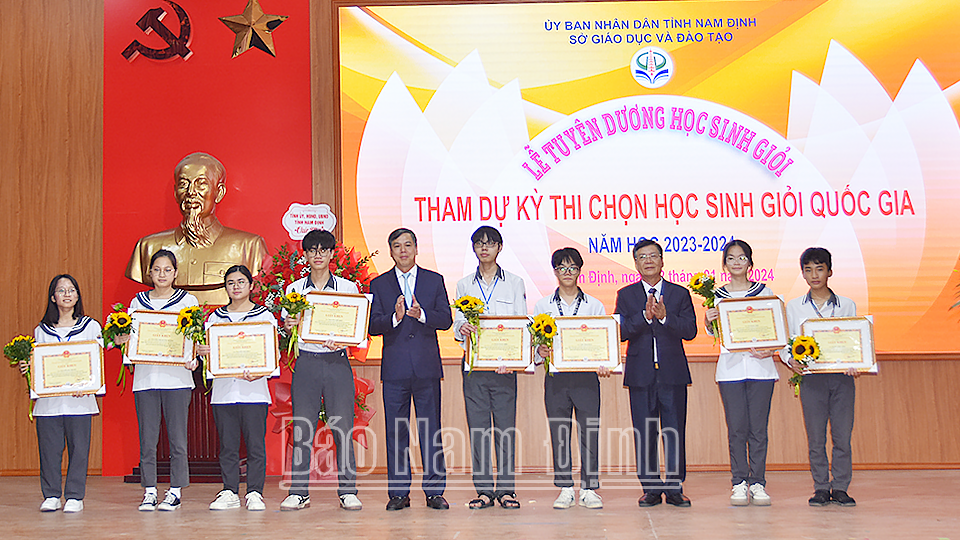 Đồng chí Phó Chủ tịch UBND tỉnh Trần Lê Đoài và đồng chí Giám đốc Sở GD và ĐT Cao Xuân Hùng tặng Giấy khen, tặng hoa chúc mừng các em thuộc đội tuyển Sinh học. 
