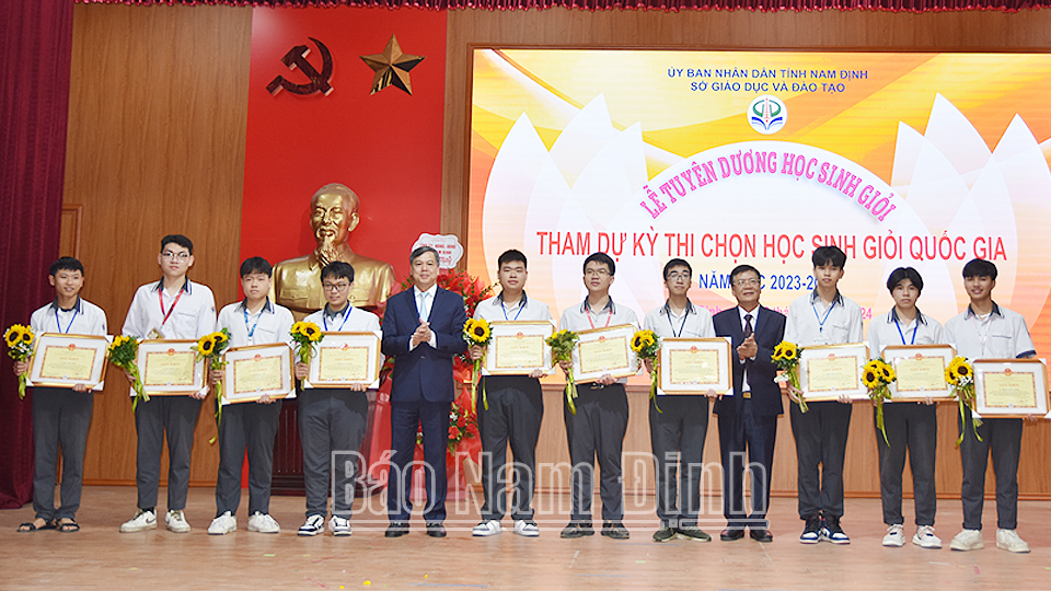 Đồng chí Phó Chủ tịch UBND tỉnh Trần Lê Đoài và đồng chí Giám đốc Sở GD và ĐT Cao Xuân Hùng tặng Giấy khen, tặng hoa chúc mừng các em thuộc đội tuyển Toán. 
