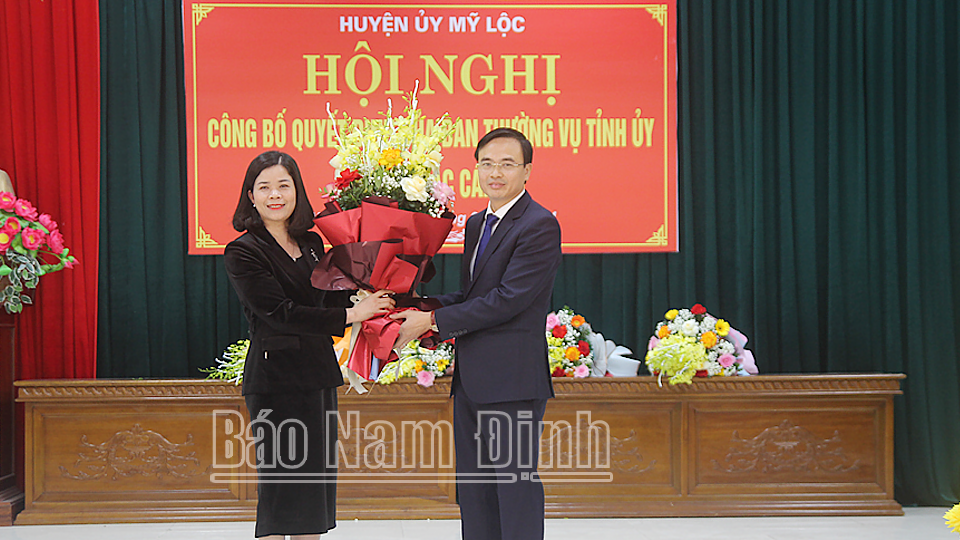 Đồng chí Phạm Thị Thu Hằng, Ủy viên Ban TVTU, Trưởng Ban Tuyên giáo Tỉnh ủy tặng hoa chúc mừng đồng chí Phạm Văn Long. 
