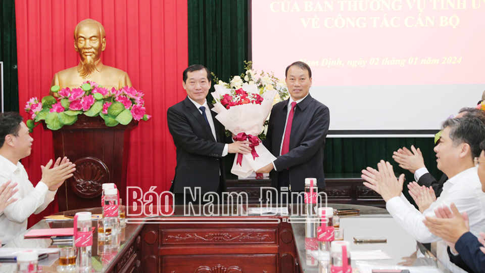 Đồng chí Nguyễn Văn Va, Ủy viên Ban TVTU, Trưởng Ban Tổ chức Tỉnh ủy tặng hoa chúc mừng đồng chí Cù Đức Thuận. 
