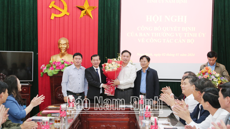 Đồng chí Hoàng Nguyên Dự, Ủy viên Ban TVTU, Trưởng Ban Nội chính Tỉnh ủy tặng hoa chúc mừng đồng chí Cù Đức Thuận. 
