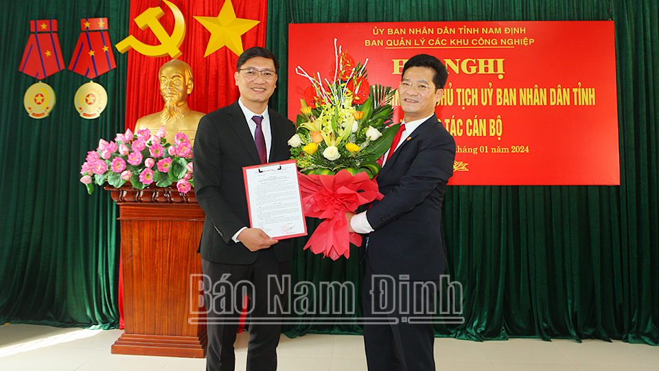 Đồng chí Phó Chủ tịch Thường trực UBND tỉnh Trần Anh Dũng trao Quyết định và tặng hoa chúc mừng tân Phó Trưởng Ban quản lý KCN tỉnh Nguyễn Vũ Chiên. 

