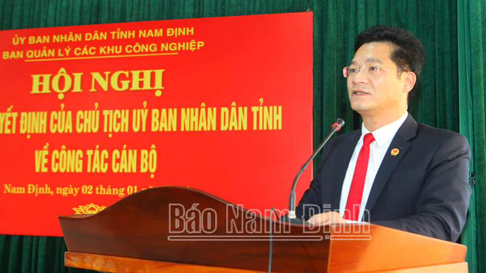 Đồng chí Phó Chủ tịch Thường trực UBND tỉnh Trần Anh Dũng phát biểu chúc mừng và giao nhiệm vụ cho tân Phó Trưởng Ban quản lý KCN tỉnh Nguyễn Vũ Chiên. 

