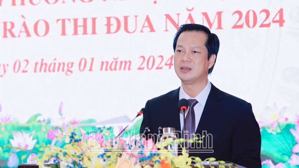Đồng chí Nguyễn Anh Tuấn, Ủy viên Ban TVTU, Bí thư Thành ủy, Chủ tịch HĐND thành phố Nam Định trình bày báo cáo tổng kết công tác năm 2023 của Đảng bộ thành phố.
