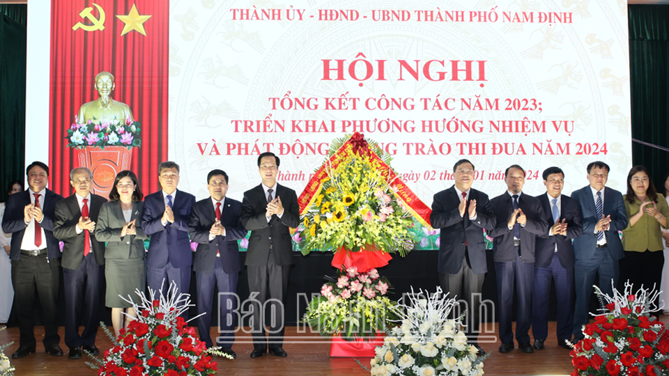 Đồng chí Phạm Gia Túc, Ủy viên BCH Trung ương Đảng, Bí thư Tỉnh ủy và các đồng chí lãnh đạo tỉnh tặng lẵng hoa tươi thắm chúc mừng Đảng bộ, chính quyền thành phố Nam Định.
