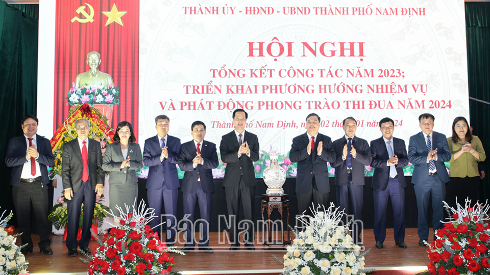 Đồng chí Phạm Gia Túc, Ủy viên BCH Trung ương Đảng, Bí thư Tỉnh ủy và các đồng chí lãnh đạo tỉnh tặng quà lưu niệm chúc mừng Đảng bộ, chính quyền thành phố Nam Định.
