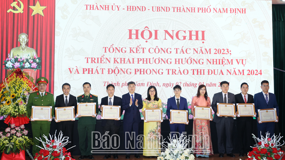 Đồng chí Phạm Duy Hưng, TUV, Chủ tịch UBND thành phố Nam Định trao tặng Giấy khen cho các tập thể, cá nhân có thành tích trong công tác năm 2023. 
