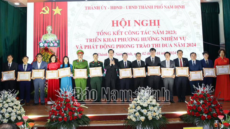 Đồng chí Nguyễn Anh Tuấn, Ủy viên Ban TVTU, Bí thư Thành ủy, Chủ tịch HĐND thành phố Nam Định tặng Giấy khen cho các tập thể, cá nhân có thành tích công tác năm 2023. 
