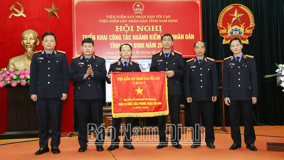 Đồng chí Nguyễn Duy Giảng, Phó Viện trưởng VKSND tối cao trao Cờ thi đua đơn vị xuất sắc trong phong trào thi đua cho Viện KSND tỉnh. 
