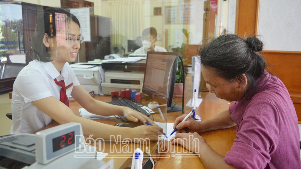 Hướng dẫn khách hàng gửi, rút tiền tại quầy ở trụ sở Agribank Chi nhánh huyện Mỹ Lộc.
Bài và ảnh: Đức Toàn