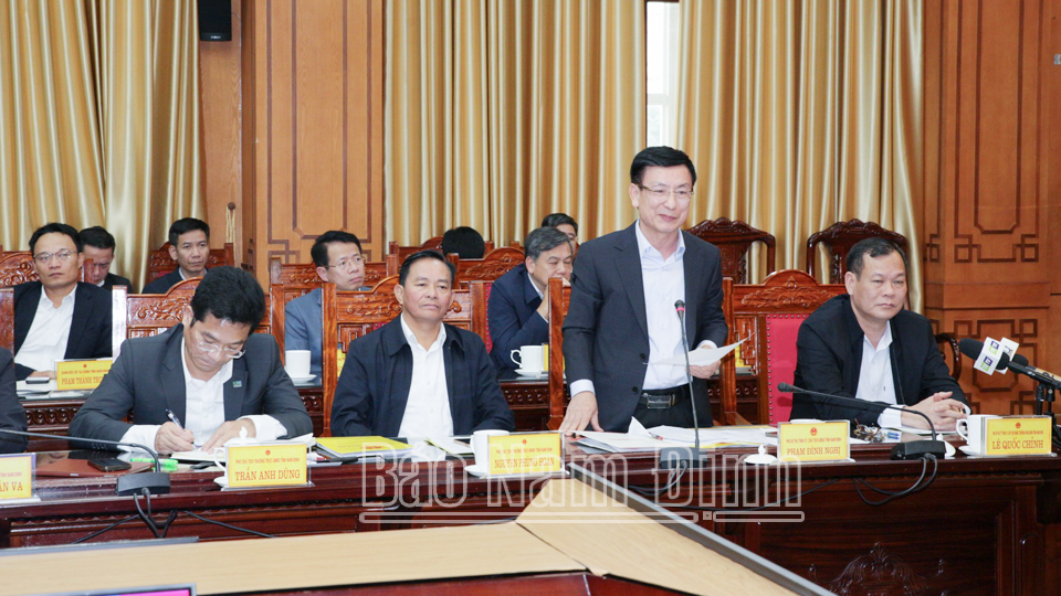 Đồng chí Phạm Đình Nghị, Phó Bí thư Tỉnh ủy, Chủ tịch UBND tỉnh phát biểu tại hội nghị.
