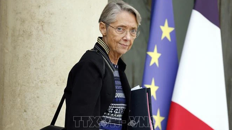 Thủ tướng Pháp Elisabeth Borne sau cuộc họp nội các tuần tại Paris, ngày 5/10/2023. (Ảnh: AFP/TTXVN)
